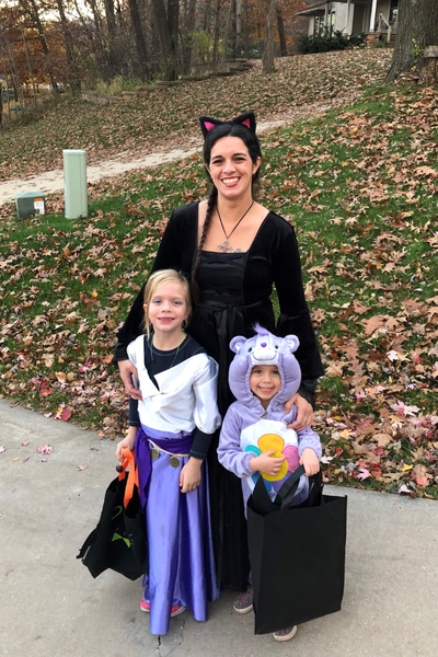 Image shows Carlie and her kids.