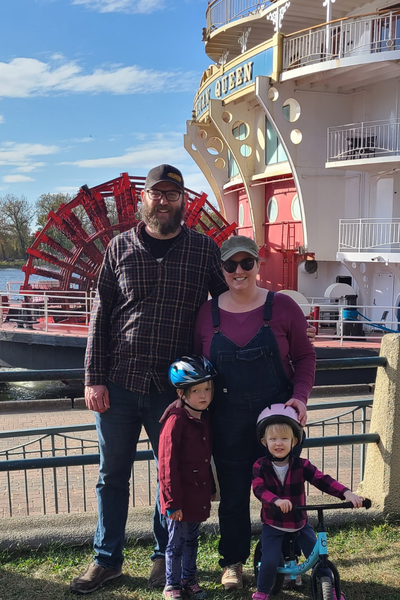 Image shows Erica Eimer and her family.