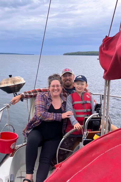 Image shows Jen Cass and her family.